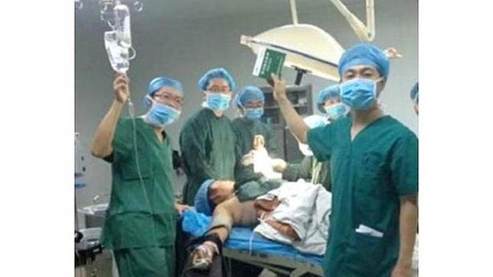 Bức ảnh tự sướng nhận nhiều chỉ trích từ dư luận của các bác sĩ tại bệnh viện Trung Quốc