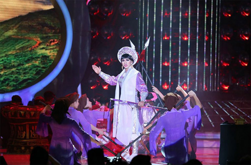 Hoài Lâm vào vai nghệ sĩ Thanh Nga trong trích đoạn Tiếng trống Mê Linh