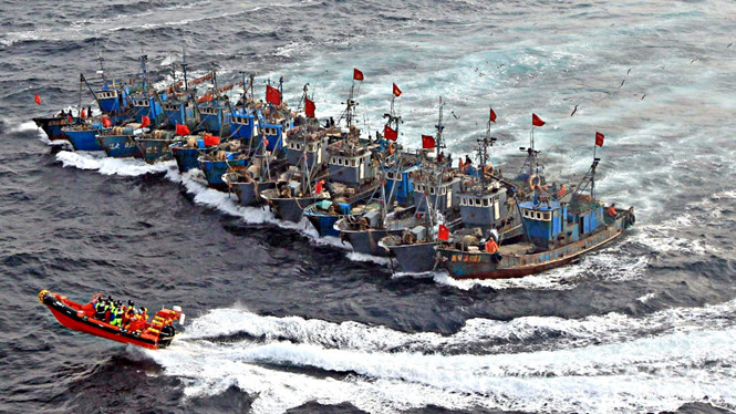 ‘Quân đoàn’ tàu cá chuyên đánh bắt trái phép của Trung Quốc đã không ít lần khiến tình hình Biển Đông dậy sóng