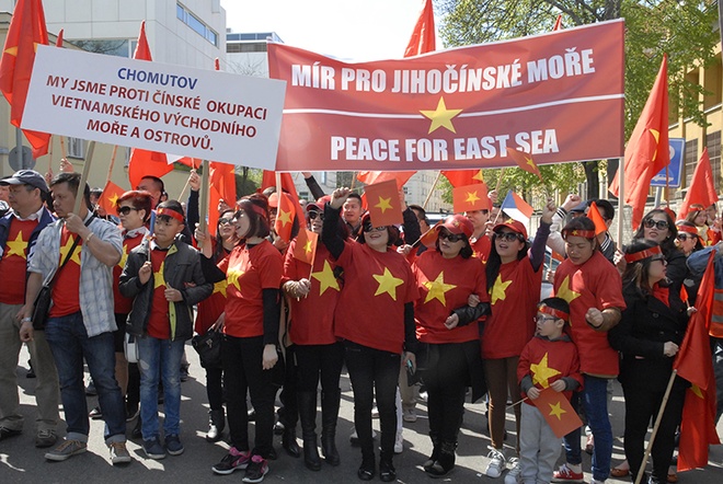 Cộng đồng người Việt tổ chức biểu tình trước đại sứ quán Trung Quốc ở Czech để phản đối việc quân sự hóa Biển Đông