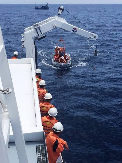 Lực lượng tàu SAR 412 làm nhiệm vụ cứu nạn trên Biển Đông