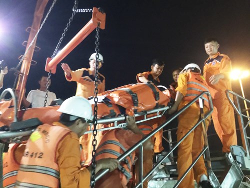 Tàu SAR 412 khẩn trương đưa ngư dân bị nạn giữa Biển Đông được đưa lên bờ để kịp thời cứu chữa