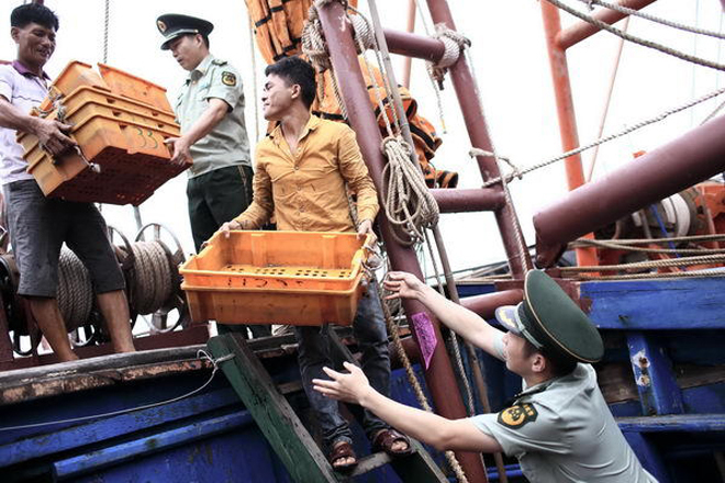 Quân đội Trung Quốc hỗ trợ ngư dân chuẩn bị cho việc đánh bắt (trái phép) trên Biển Đông