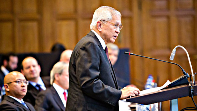 Ngoại trưởng Philippines Albert del Rosario tại phiên điều trần về vụ kiện Biển Đông ở Tòa án trọng tài quốc tế