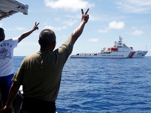 Tàu Cảnh sát biển Trung Quốc nhiều lần ngăn cản tàu thuyền Philippines tiếp tế cho ‘tiền đồn’ ở Bãi Cỏ Mây (Biển Đông)