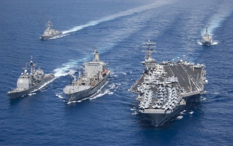 Đại sứ Trung Quốc tại Philippines, Triệu Giám Hoa, cấm máy bay tàu chiến Mỹ đi lại trên 80% diện tích Biển Đông