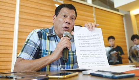 Tổng thống đắc cử Philippines Rodrigo Duterte trao đổi với báo chí về tình hình Biển Đông hiện nay vào ngày 16/5 tại TP Davao