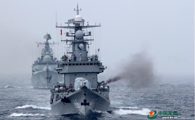 Khu trục hạm Trung Quốc tập trận bắn đạn thật ở Biển Đông