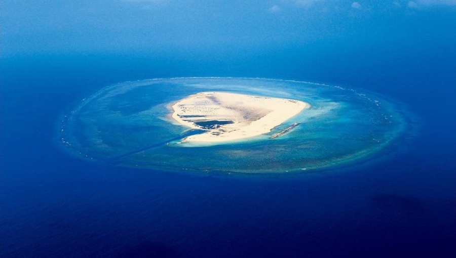 Đảo Tri Tôn thuộc cụm Lưỡi Liềm, trên quần đảo Hoàng Sa của Biển Đông Việt Nam, bị Trung Quốc chiếm đóng trái phép từ năm 1974