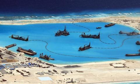 Giới quan sát quốc tế lo ngại Trung Quốc sẽ đưa vũ khí tới các đảo nhân tạo xây trái phép trên Biển Đông