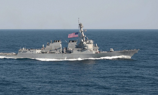 Tàu khu trục tên lửa dẫn đường USS Lassen tuần tra trong phạm vi 12 hải lý quanh đá Xu Bi ở Biển Đông tháng 10/2015