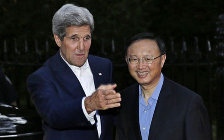 Ngoại trưởng Mỹ John Kerry (trái) và Ủy viên Quốc vụ viện Trung Quốc Dương Khiết Trì