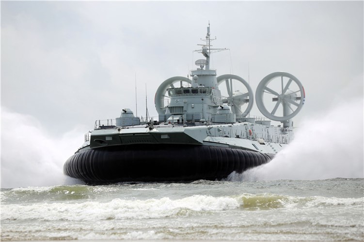 Trung Quốc đưa siêu tàu đổ bộ Zubr đến tập trận ở vùng biển tranh chấp bất chấp tình hình Biển Đông đang căng thẳng