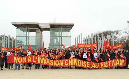 Cộng đồng người Việt tại Pháp cùng bạn bè quốc tế biểu tình phản đối việc Trung Quốc khiến tình hình Biển Đông căng thẳng