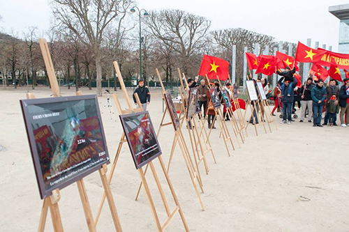Hội người Việt ở Pháp còn trưng bày hình ảnh về các hoạt động của Trung Quốc xâm phạm chủ quyền Việt Nam ở Biển Đông