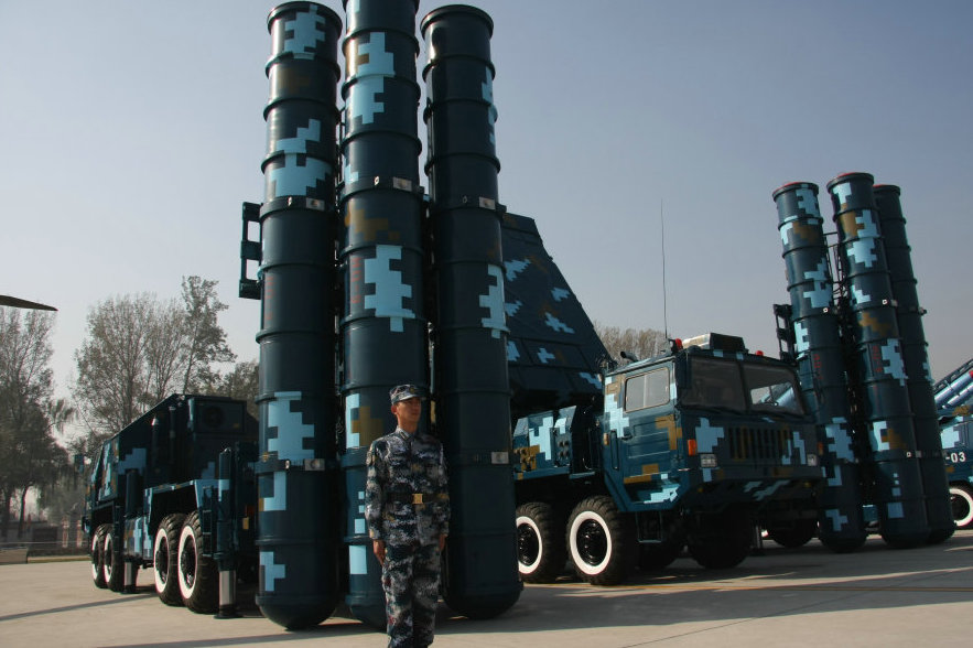 Thời gian gần đây, Trung Quốc liên tục bị tố đưa hàng loạt vũ khí như tên lửa đất đối không, tiêm kích ra Biển Đông