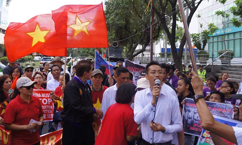 Cuộc biểu tình diễn ra rầm rộ trước cửa Đại sứ quán Trung Quốc tại Manila trong bối cảnh tình hình Biển Đông hiện nay