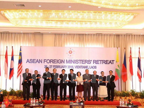 Bộ trưởng Ngoại giao Việt Nam Phạm Bình Minh nhấn mạnh AEAN cần đoàn kết hơn nữa trong bối cảnh tình hình Biển Đông hiện nay