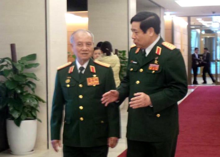Đại tướng Phạm Văn Trà và Đại tướng Phùng Quang Thanh trao đổi thêm về tình hình Biển Đông mới nhất bên hành lang Quốc hội