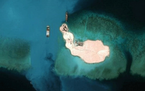 Ảnh chụp từ vệ tinh cho thấy tàu Trung Quốc ồ ạt cải tạo đất để xây đảo nhân tạo phi pháp trên Biển Đông