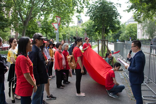 Cuộc biểu tình phản đối Trung Quốc ở Biển Đông của cộng đồng người Việt tại Hungary diễn ra quyết liệt nhưng ôn hòa
