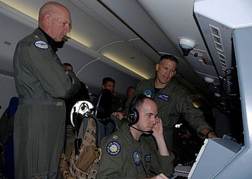Đô đốc hải quân Mỹ Scott Swift đích thân tham gia bay giám sát Biển Đông trên máy bay P-8