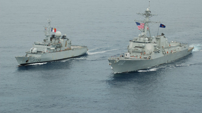 Tàu khu trục Mỹ USS Michael Murphy và tàu hộ tống FS Vendemiaire của Pháp trên Biển Đông năm 2014