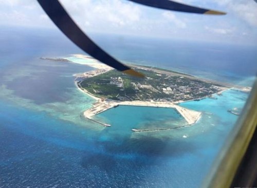 Đảo Phú Lâm thuộc quần đảo Hoàng Sa của Biển Đông Việt Nam nhìn từ cửa sổ máy bay