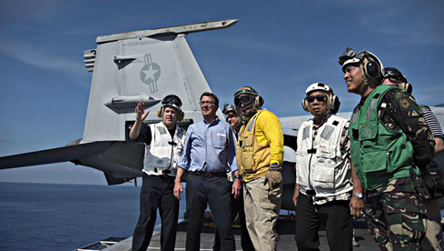 Bộ trưởng Quốc phòng Mỹ Ashton Carter thăm tàu sân bay John C. Stennis trên Biển Đông, tháng 4/2016