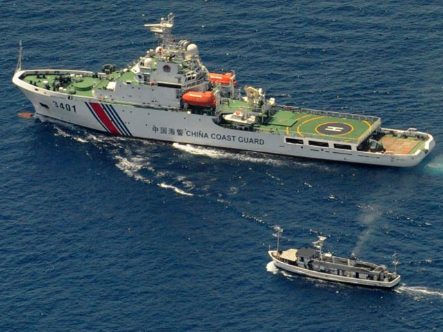 Tàu hải cảnh Trung Quốc đe dọa, chèn ép tàu Philippines có ý định gỡ số phao tiêu tìm thấy trên Biển Đông