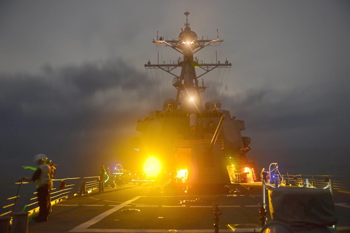 Thuỷ thủ tàu USS Lassen tập luyện vào đêm 28/9/2015 trên Biển Đông