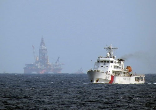 Tàu Trung Quốc bảo vệ giàn khoan Hải Dương 981 hạ đặt trái phép trong vùng Biển Đông của Việt Nam hồi tháng 5/2014