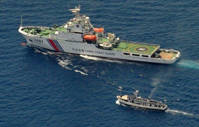 Một tàu Trung Quốc và một tàu cung ứng của Philippines đối đầu trên Biển Đông hồi năm 2014