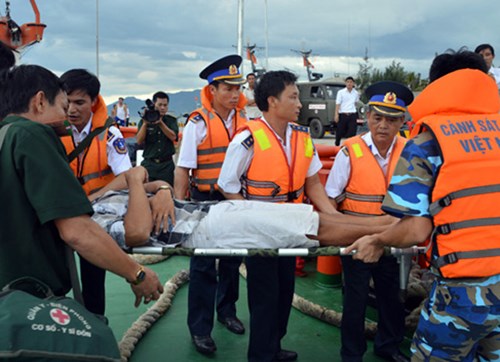 Tàu Cảnh sát biển 9002 cứu ngư dân gặp nạn trên biển Đông