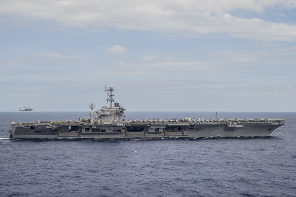 Tàu sân bay USS George Washington đang di chuyển qua Biển Đông ngày 19/10/2014