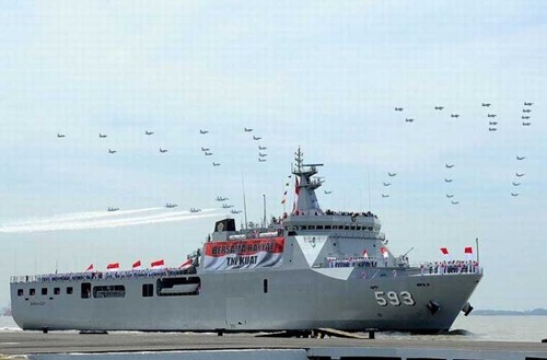 Tình hình Biển Đông ngày 14/10: Một trong 4 tàu đổ bộ lớn nhất Hải quân Indonesia tham gia buổi duyệt binh