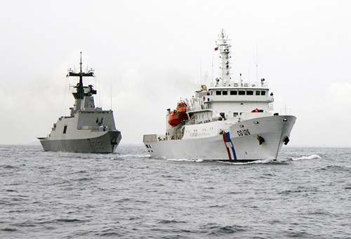 Tình hình Biển Đông ngày 17/10: Tàu khu trục quân sự (trái) và tàu tuần duyên Đài Loan