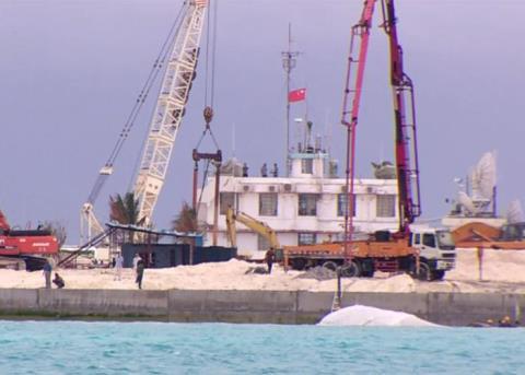 Trung Quốc công khai hình ảnh xây đảo nhân tạo trái phép ở biển Đông