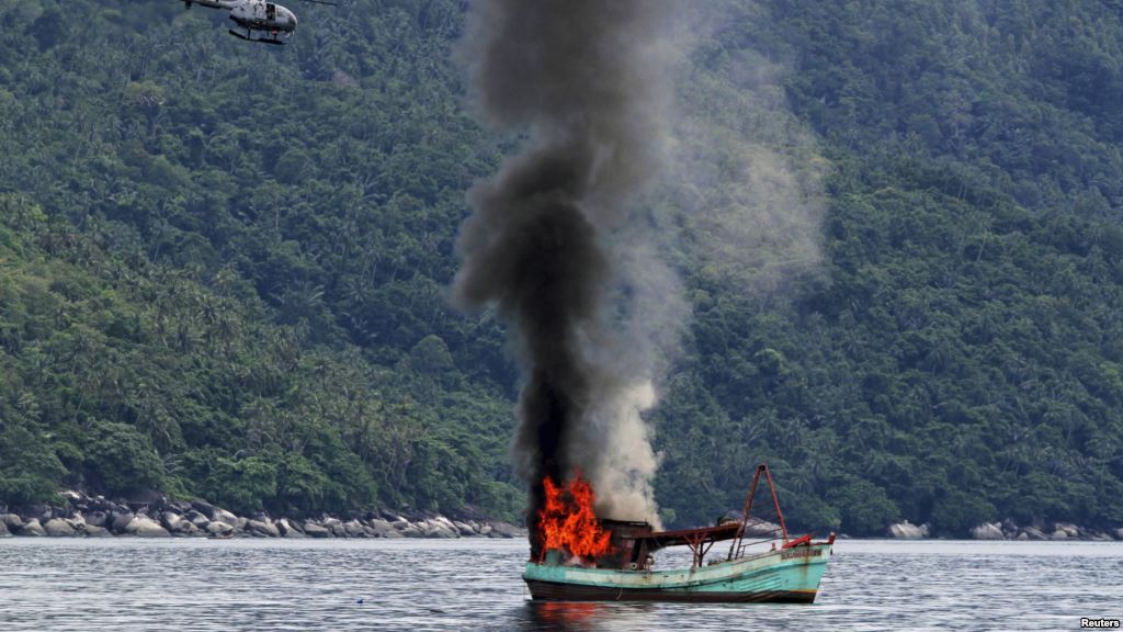 Indonesia đốt cháy 3 tàu cá Việt Nam bị cho là khai thác trái phép trên Biển Đông