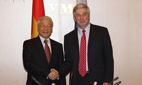 Tổng bí thư Nguyễn Phú Trọng (trái) cùng Chủ tịch Duma Quốc gia Nga I.Melnikov