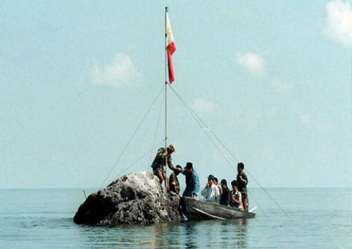 Quốc kỳ Philippines trên bãi cạn Scarborough tranh chấp với Trung Quốc ở Biển Đông