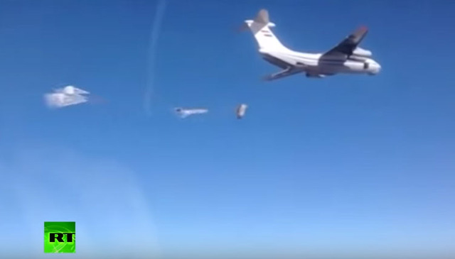Tình hình chiến sự Syria mới nhất ngày 21/1/2016 đưa tin Máy bay Nga thả 40 tấn hàng viện trợ cho người dân Syria 