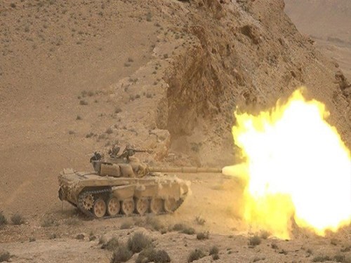 Binh sĩ quân đội Syria nã đạn pháo vào vị trí của IS, theo những tin tức về tình hình Syria mới nhất