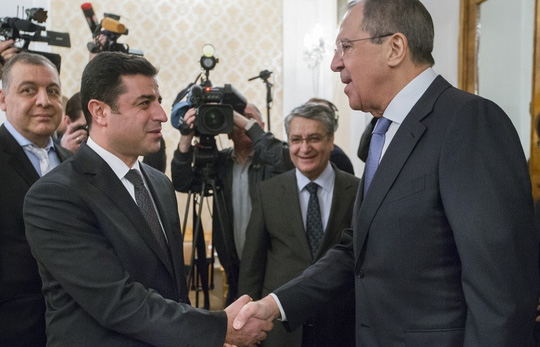 Ngoại trưởng Nga Sergei Lavrov (phải) bắt tay ông Selahattin Demirtas, theo những tin tức về tình hình chiến sự Syria mới nhất ngày 25/12/2015