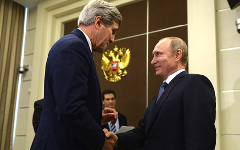 Ngoại trưởng Mỹ John Kerry trong một cuộc gặp với Tổng thống Nga Vladimir Putin