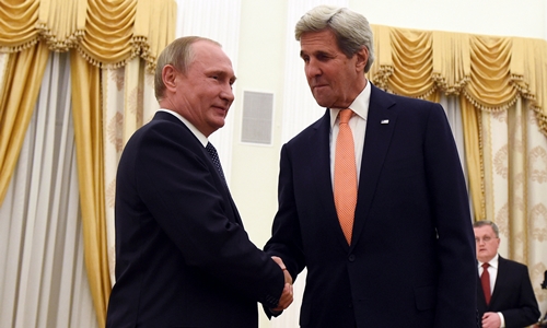 Tổng thống Nga Vladimir Putin (trái) bắt tay Ngoại trưởng Mỹ John Kerry trong cuộc gặp tại Moscow ngày 14/7