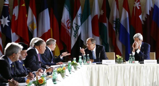 Ngoại trưởng Nga Sergei Lavrov (thứ 2 từ phải qua) và người đồng cấp Mỹ John Kerry (ngoài cùng bên phải) họp tại Vienna - Áo