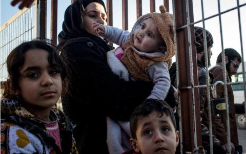 Người tị nạn chờ đợi tại khu vực biên giới Syria-Thổ Nhĩ Kỳ, theo tình hình chiến sự Syria 