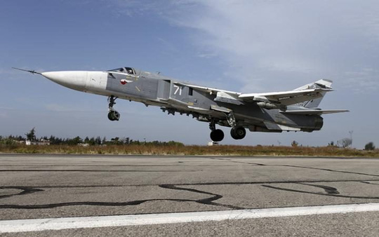 Một máy bay Su-24 của Nga cất cánh tại căn cứ gần TP Latakia - Syria