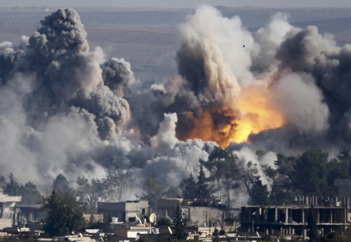 Khói bốc lên tại thị trấn Syria sau một cuộc không kích, theo tình hình chiến sự Syria mới nhất 